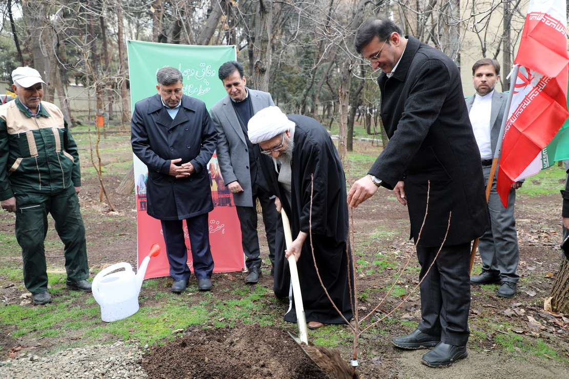 گزارش تصویری/ حضور و درختکاری رئیس مجمع تشخیص نظام در سازمان منابع طبیعی 